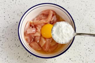 腌制完后加入鸡蛋和淀粉。