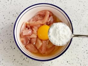 腌制完后加入鸡蛋和淀粉。