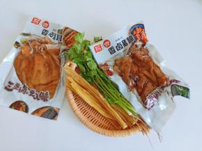 准备猪蹄，猪耳，香菜，腐竹。