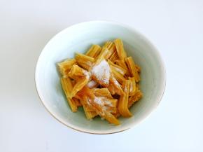 
腐竹放入碗里，加盐一勺加快泡发速度。