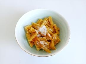 
腐竹放入碗里，加盐一勺加快泡发速度。