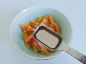 加醋一勺让腐竹更加劲道。