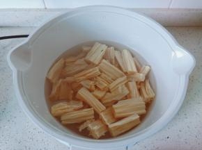 把腐竹放热水里焯水一分钟。