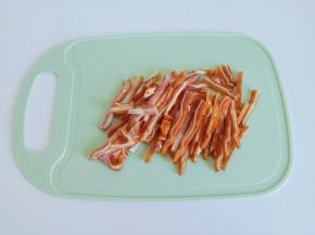 猪耳切成细丝。