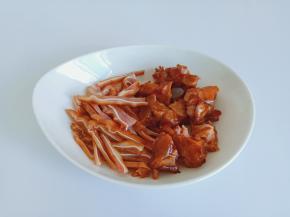 把猪蹄，猪耳放入碗里。