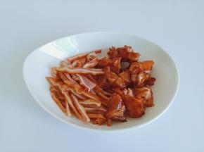 把猪蹄，猪耳放入碗里。