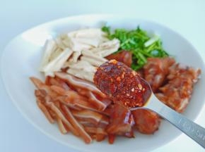 辣椒酱2勺，把所有食材加上调味料一切拌均匀即可食用。