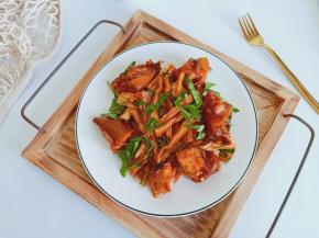 麻辣鲜香的凉拌菜。