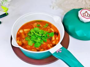 加入准备好的香菜借助余温烫熟即可。