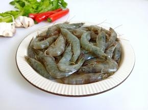 新鲜的对虾买回来了，还有红辣椒跟芹菜。