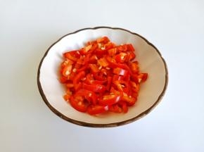 红辣椒去蒂切小段。