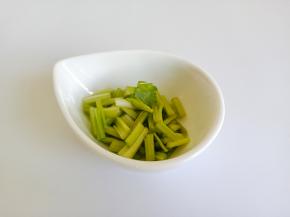 芹菜择去去叶子切成小段。