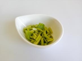 芹菜择去去叶子切成小段。