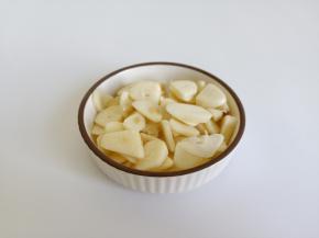 蒜切两头，剥壳就非常容易，再切成片【不要切太薄】