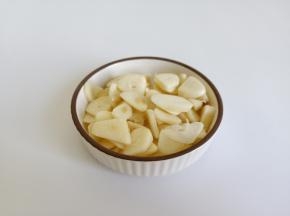 蒜切两头，剥壳就非常容易，再切成片【不要切太薄】