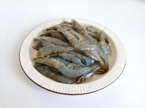对虾剪去虾须、虾枪、挑出虾胃。
