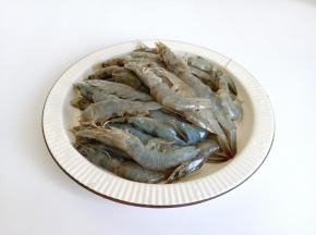 对虾剪去虾须、虾枪、挑出虾胃。