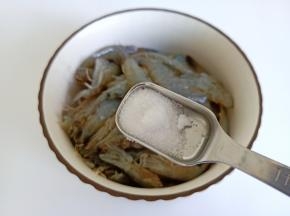 对虾加盐、料码味。
