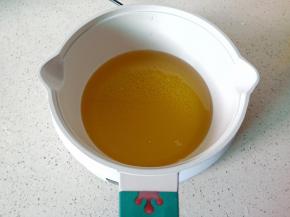 锅里多放一点油，开大火把油加热。