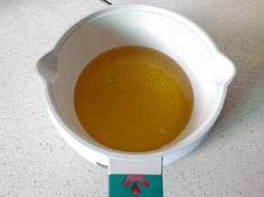 锅里多放一点油，开大火把油加热。