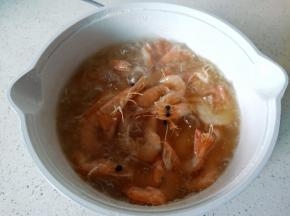  等油温升高把对虾放下去，直接炸到虾尾卷起来就可以捞出。