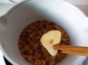 放入蒜片炸到金黄色捞出。