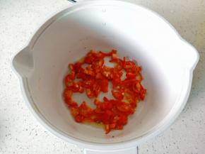 锅里留一点底油，放入红辣椒段炒香。