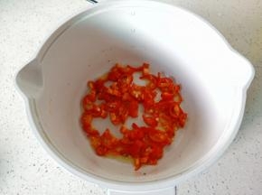 锅里留一点底油，放入红辣椒段炒香。
