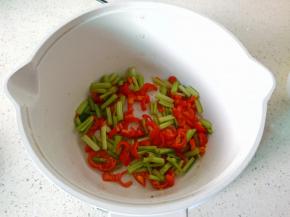 加入芹菜定丁翻炒。