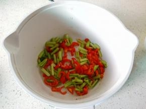 加入芹菜定丁翻炒。