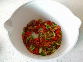 加入炸好的蒜片。