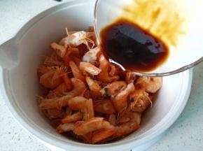 加入提前调好的料汁。