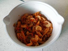 开大火将料汁翻炒均匀，让虾更好的吸收。