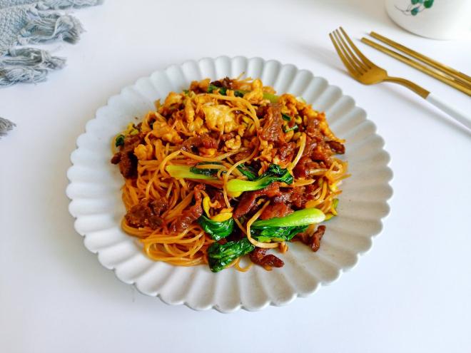 牛肉鸡蛋炒米线