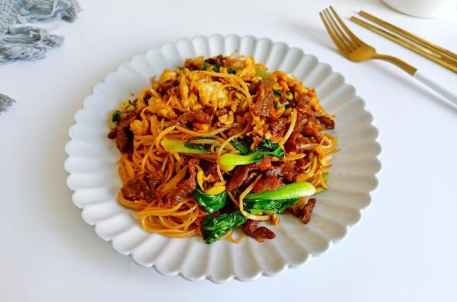 牛肉鸡蛋炒米线