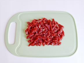牛肉去除筋膜，横着切成肉丝。