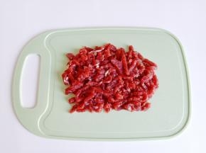 牛肉去除筋膜，横着切成肉丝。