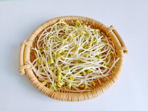 黄豆芽择去根部清洗干净，控干水分。