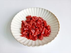 切好的牛肉丝放入碗里。