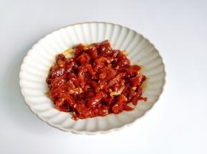 带上一次性手套抓拌均匀。