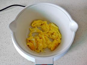 鸡蛋放入锅里翻炒散开起锅。