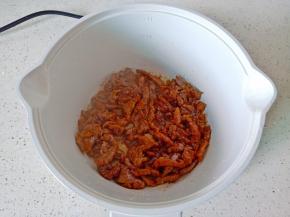 锅里油烧热下肉丝快速翻炒变色盛盘。