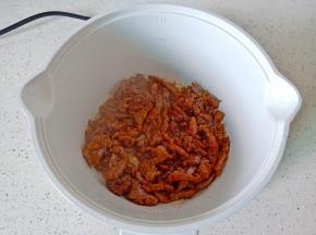 锅里油烧热下肉丝快速翻炒变色盛盘。