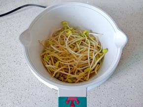 锅里加油把豆芽爆炒至微软。