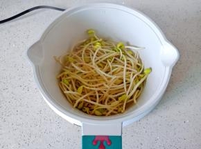 锅里加油把豆芽爆炒至微软。