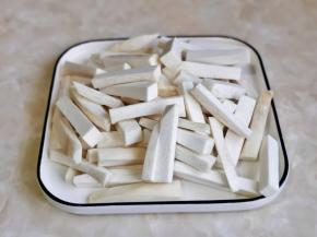 杏鲍菇洗净后切条。