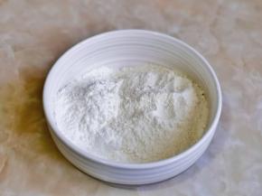 面粉与淀粉混合大碗中。