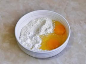 磕入两枚鸡蛋。