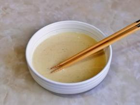 用筷子充分搅拌均匀。（如果觉得太干可以加少量水调成粘稠的糊状即可）