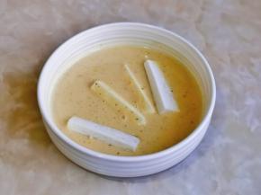 杏鲍菇条放入面糊中浸泡30分钟。